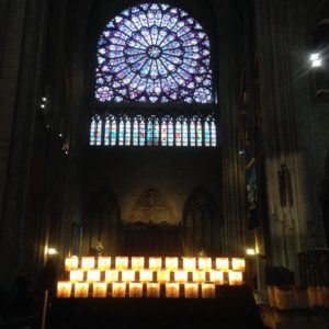 Cierge posé à Notre-Dame lors de la création de WeNow