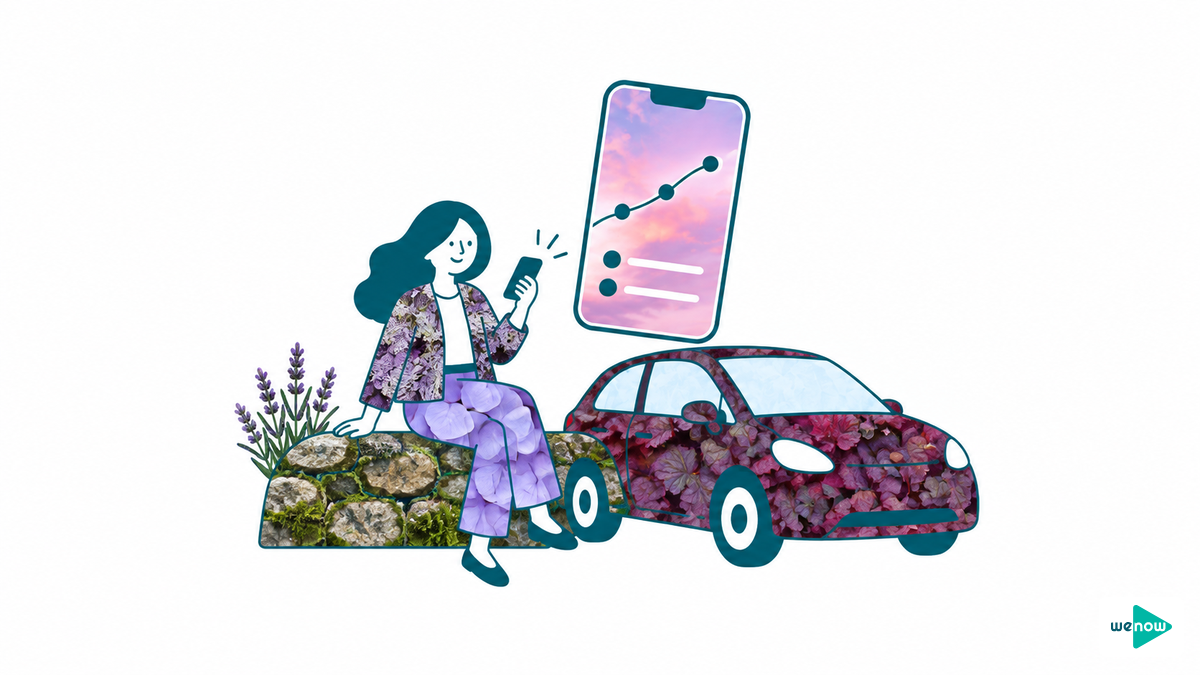 Illustration d'une conductrice assise près de sa voiture, qui consulte sur son téléphone le bilan de son trajet dans une application d'éco-conduite.